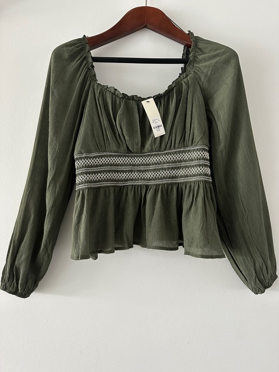 Francesca's Collections Tops - Francesca's Collections Olive Peasant Blouse with Smocked Waist